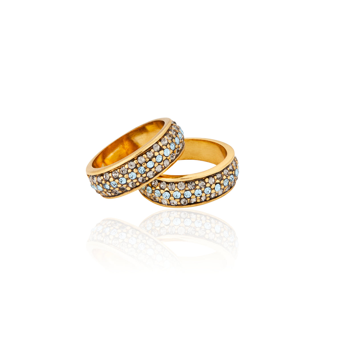 Aliança Dupla Cristais Ouro Descalçar Camila Klein, com design autoral, acabamento dourado e duas estruturas adornadas por cristais, criando um visual elegante, sofisticado e marcante.