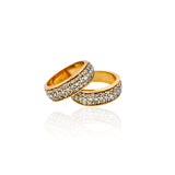 Aliança Dupla Cristais Ouro Descalçar Camila Klein, com design autoral, acabamento dourado e duas estruturas adornadas por cristais, criando um visual elegante, sofisticado e marcante.