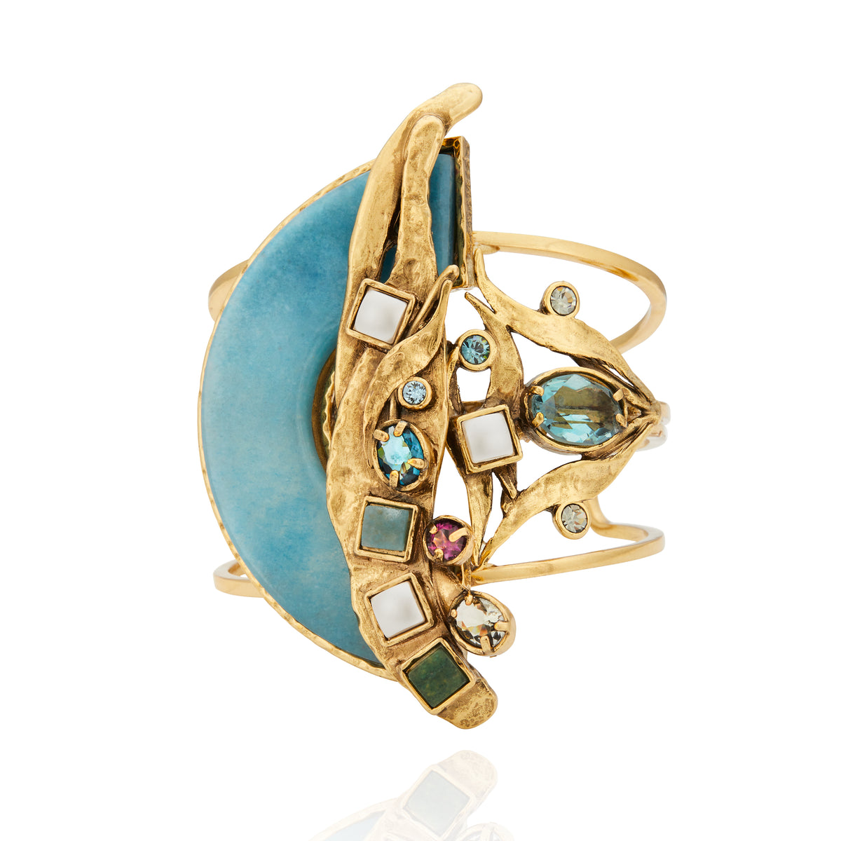 Colar Camila Klein dourado com pedras naturais em tons de azul e detalhes em formas orgânicas. A composição mistura texturas, volumes e brilho em um design autoral e sofisticado, inspirado nas cores do verão. Uma peça marcante e elegante, ideal para produções leves, vibrantes e cheias de personalidade.
