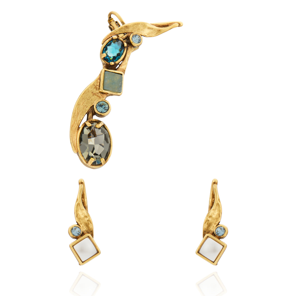 Brinco Camila Klein dourado com design sofisticado e autoral, adornado com pedras naturais em tons escuros e detalhes em formato orgânico. A peça combina texturas, brilho e movimento, traduzindo a atmosfera vibrante do verão e a beleza singular da natureza. Ideal para compor produções elegantes e cheias de personalidade.