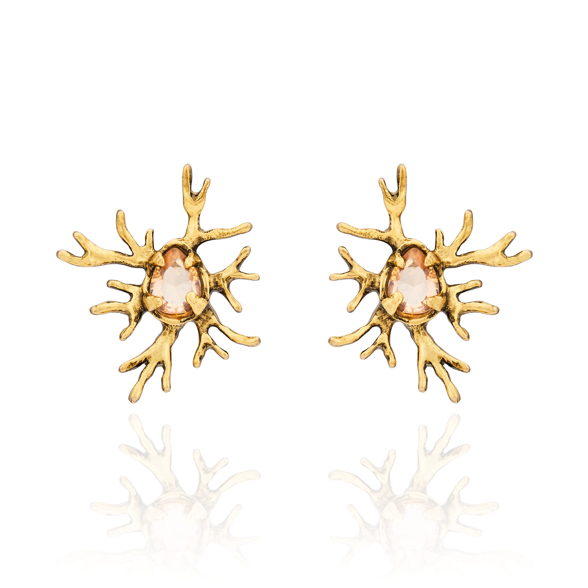 Brinco Galhos Ouro Peregrinar Camila Klein, com design inspirado em galhos e formas orgânicas, destaque para o cristal central em tom champagne e estrutura com acabamento dourado. Confeccionado em cristais e metais com banho em ouro velho, possui visual marcante e sofisticado, ideal para adicionar personalidade e elegância às produções.