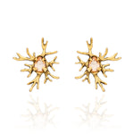 Brinco Galhos Ouro Peregrinar Camila Klein, com design inspirado em galhos e formas orgânicas, destaque para o cristal central em tom champagne e estrutura com acabamento dourado. Confeccionado em cristais e metais com banho em ouro velho, possui visual marcante e sofisticado, ideal para adicionar personalidade e elegância às produções.