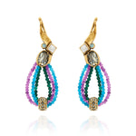 Brinco Camila Klein com design sofisticado e vibrante, inspirado nas cores do verão. A peça combina pedras naturais em tons de roxo, azul e verde, dispostas em delicadas formas esféricas e fios coloridos. O detalhe metálico dourado valoriza a composição, criando um acessório autoral, leve e cheio de personalidade para produções elegantes e contemporâneas.