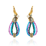 Brinco Camila Klein com design sofisticado e vibrante, inspirado nas cores do verão. A peça combina pedras naturais em tons de roxo, azul e verde, dispostas em delicadas formas esféricas e fios coloridos. O detalhe metálico dourado valoriza a composição, criando um acessório autoral, leve e cheio de personalidade para produções elegantes e contemporâneas.
