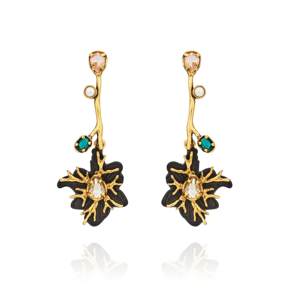 Brinco longo preto e dourado Camila Klein Peregrinar, com design floral escultural, metais com banho em ouro velho, resina preta e cristais em tons champagne, branco e verde-turquesa. O modelo possui haste alongada e composição assimétrica de elementos, com cristal central em destaque na flor. Uma peça sofisticada e marcante, ideal para valorizar produções contemporâneas e elegantes.