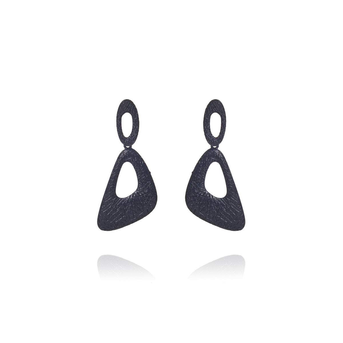 Brinco Médio com Pingente Metal Prata Espiritualidade Camila Klein, com design autoral, acabamento prateado e pingente metálico, combinando simbolismo, elegância e sofisticação.