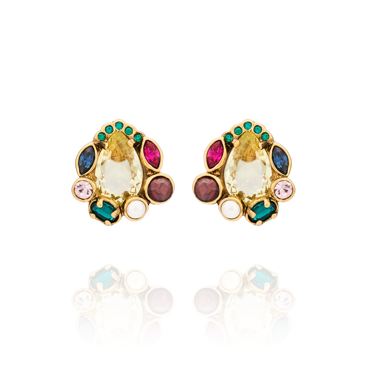 Brinco pequeno Jonquil Ouro Peregrinar Camila Klein, com design orgânico e formato assimétrico, composto por cristal central em tom champanhe e cristais coloridos em azul, rosa, vinho, verde e branco, em metal com banho de ouro velho.