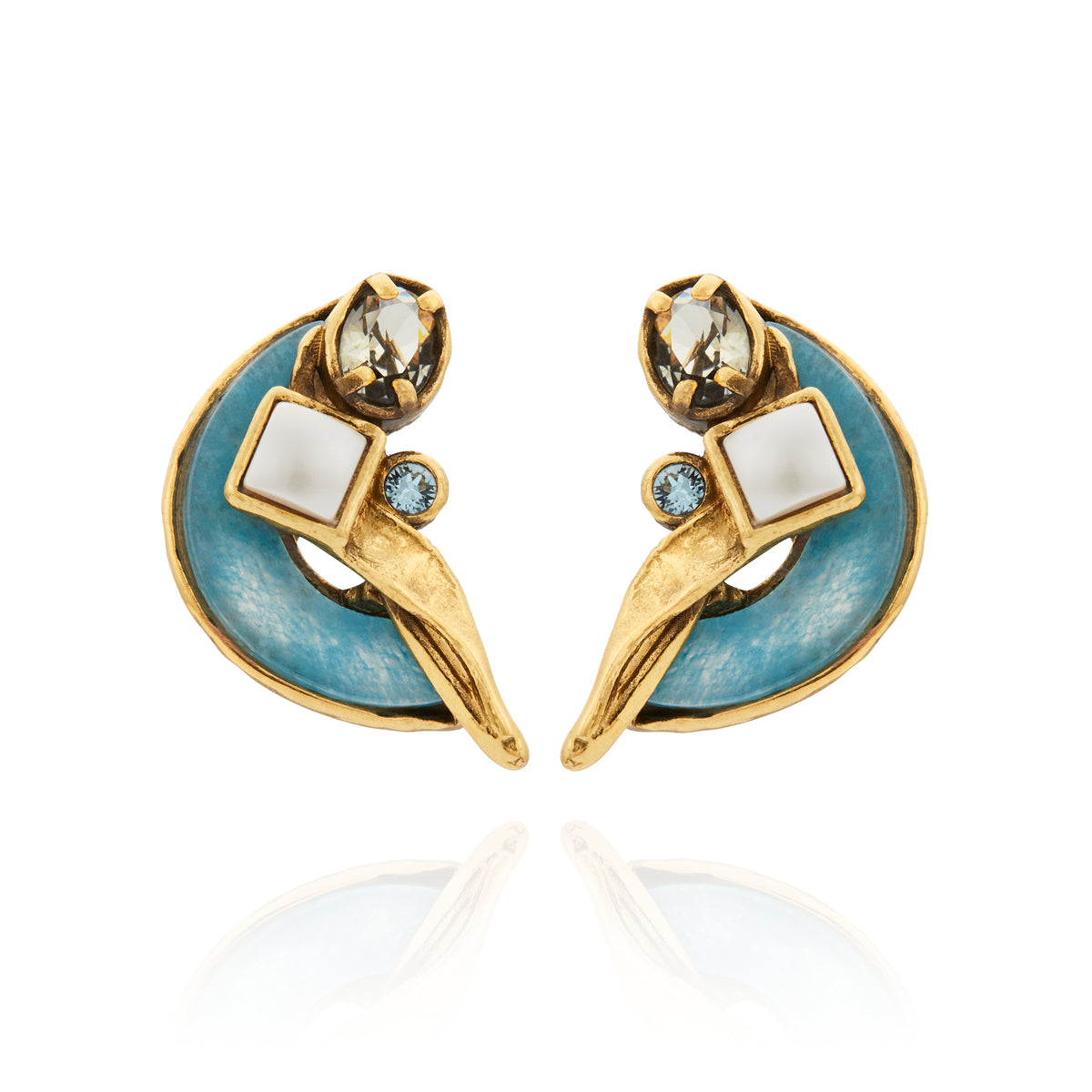Brinco pequeno de pressão Camila Klein em acabamento dourado, com design orgânico e sofisticado. A peça combina cristais facetados, pedra quadrada em tom claro e detalhes arredondados, criando um visual elegante e marcante. Brinco leve e versátil, inspirado na beleza das pedras naturais e perfeito para compor produções de verão com personalidade.