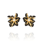 Brinco pequeno Preto Ouro Peregrinar Camila Klein, com design orgânico inspirado em galhos, resina preta e cristal central em tom champagne. Confeccionado em cristais, resina preta e metais com banho em ouro velho, combina contraste, sofisticação e personalidade em uma peça marcante e elegante.