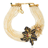 Colar Conceito Marfim Preto Ouro Peregrinar Camila Klein, com múltiplas fileiras de jade creme leitoso, flores em resina preta, cristais coloridos e detalhes orgânicos em metal com banho de ouro velho.