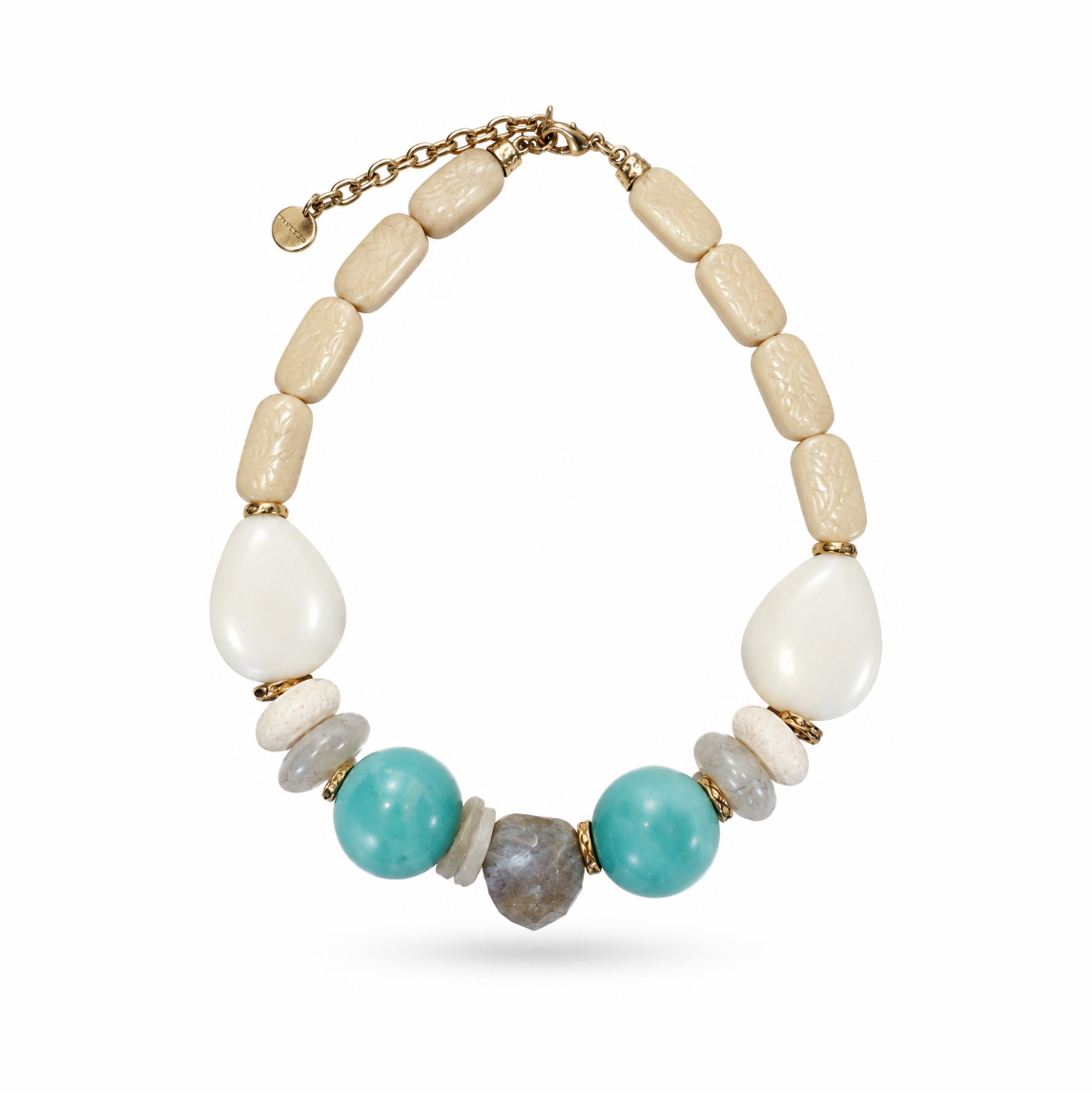 Colar Camila Klein Verão em Cores com pedras naturais em tons de dourado, branco, verde-turquesa e marrom, combinadas em diferentes formatos e texturas. O design apresenta pedras alongadas em tom dourado, elementos orgânicos claros e contas esféricas em verde vibrante, finalizado com uma pedra central irregular em tom terroso. A corrente dourada complementa a composição, destacando o design autoral e sofisticado.