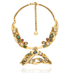 Colar Camila Klein Verão em Cores, com acabamento dourado e composição sofisticada de pedras em tons verdes, azuis e terrosos. O design autoral combina elementos orgânicos e detalhes esféricos, criando uma joia marcante, leve e vibrante. Peça inspirada na natureza, perfeita para produções de verão e looks cheios de personalidade.