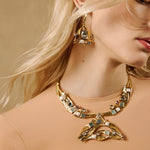 Colar Camila Klein Verão em Cores, com acabamento dourado e composição sofisticada de pedras em tons verdes, azuis e terrosos. O design autoral combina elementos orgânicos e detalhes esféricos, criando uma joia marcante, leve e vibrante. Peça inspirada na natureza, perfeita para produções de verão e looks cheios de personalidade.
