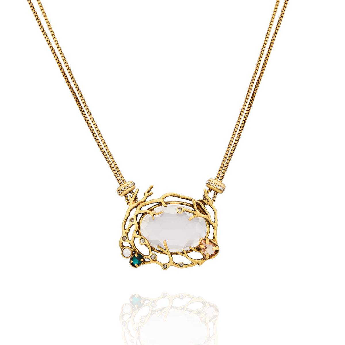 Colar curto Crystal Ouro Peregrinar Camila Klein, com corrente dourada e pingente orgânico em formato de moldura, cristais transparentes e pedras coloridas, com banho de ouro velho.