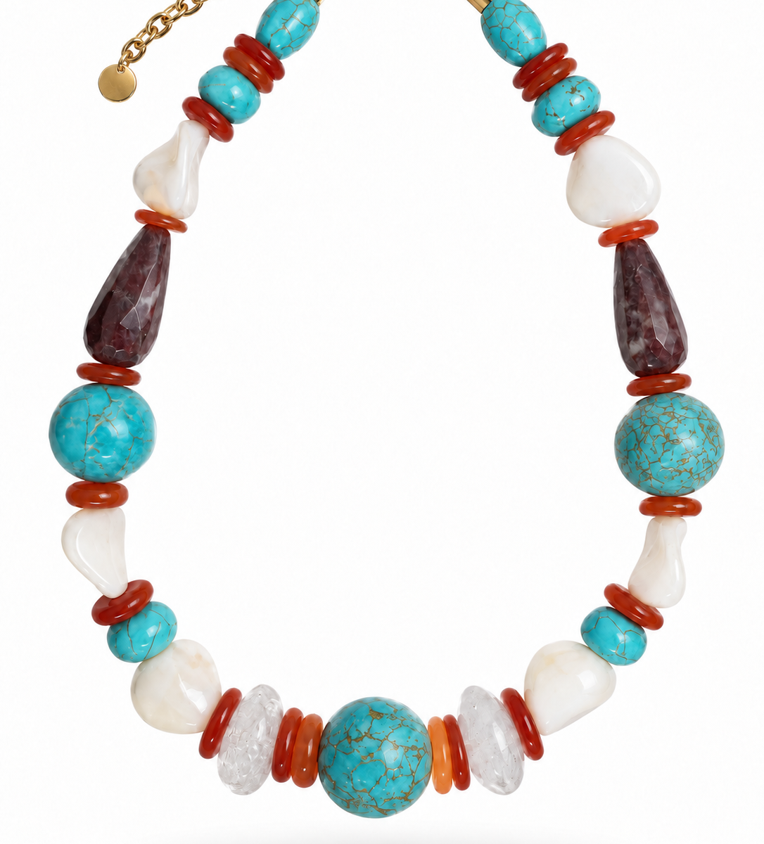 Colar Camila Klein Verão em Cores com pedras naturais em tons de turquesa, azul, marrom, vermelho, creme e verde, combinadas em diferentes formatos, tamanhos e texturas. O design reúne contas esféricas, pedras irregulares e elementos orgânicos em uma composição vibrante e sofisticada. A corrente dourada complementa a peça, destacando o design autoral e a beleza singular das pedras. Um acessório marcante para produções de verão com frescor, elegância e personalidade.
