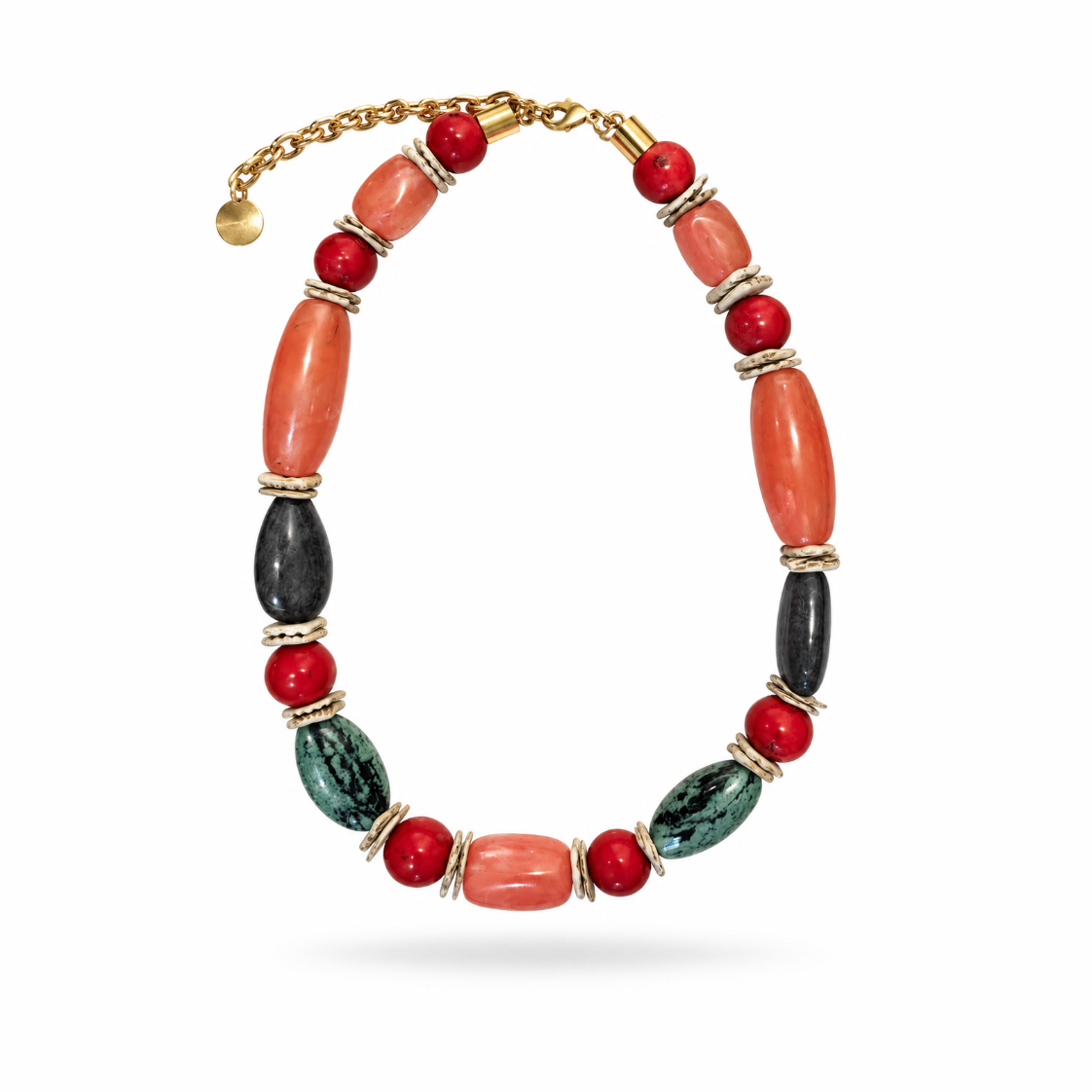 Colar Camila Klein Verão em Cores com pedras naturais em tons de vermelho, vinho, verde, preto e terracota, combinadas em diferentes formatos, tamanhos e texturas. O design reúne contas esféricas, pedras alongadas e elementos orgânicos em uma composição vibrante e sofisticada. A corrente dourada complementa a peça, destacando o design autoral e a beleza singular das pedras. Um acessório marcante para produções de verão com elegância, frescor e personalidade.