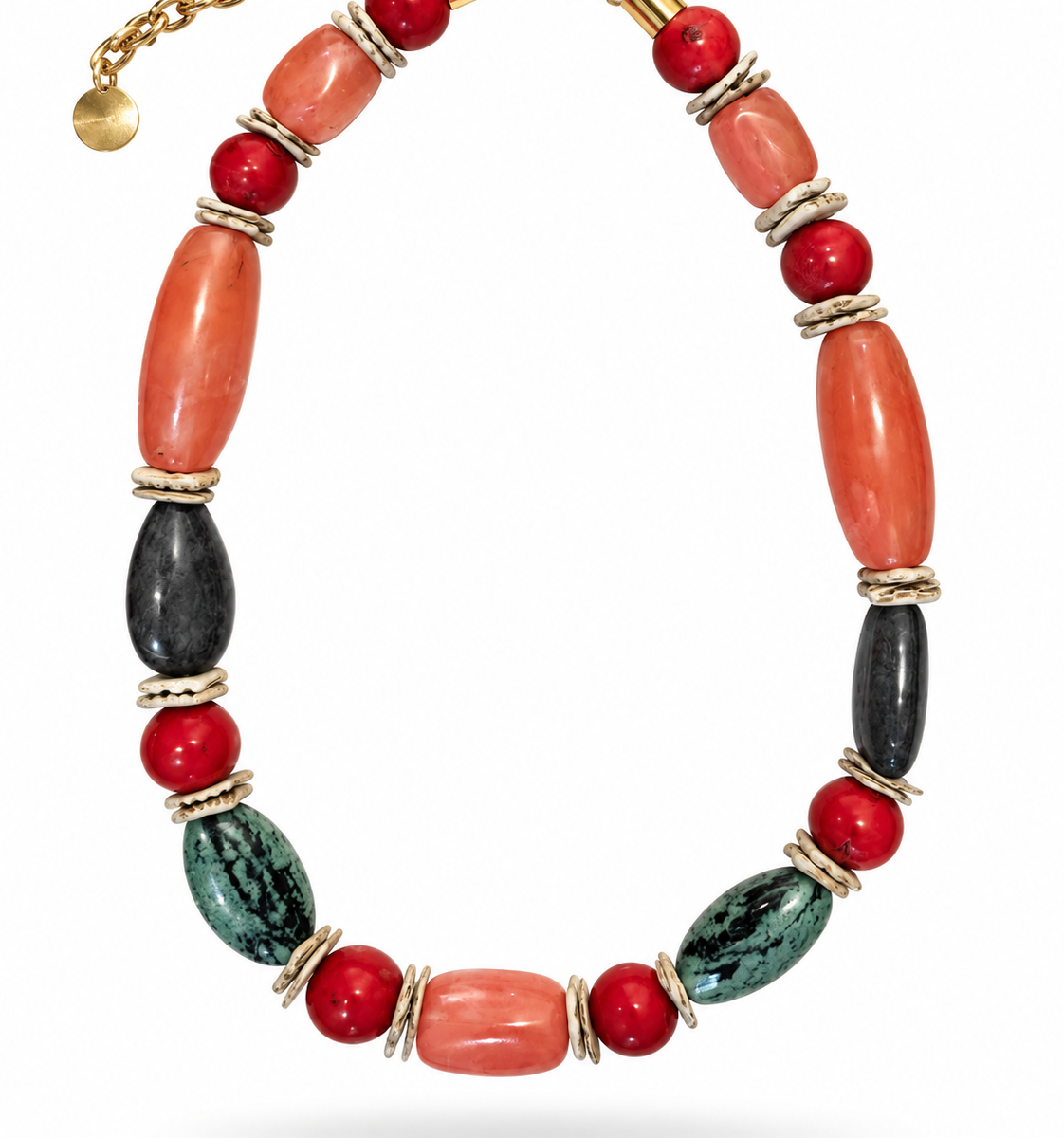 Colar Camila Klein Verão em Cores com pedras naturais em tons de vermelho, vinho, verde, preto e terracota, combinadas em diferentes formatos, tamanhos e texturas. O design reúne contas esféricas, pedras alongadas e elementos orgânicos em uma composição vibrante e sofisticada. A corrente dourada complementa a peça, destacando o design autoral e a beleza singular das pedras. Um acessório marcante para produções de verão com elegância, frescor e personalidade.
