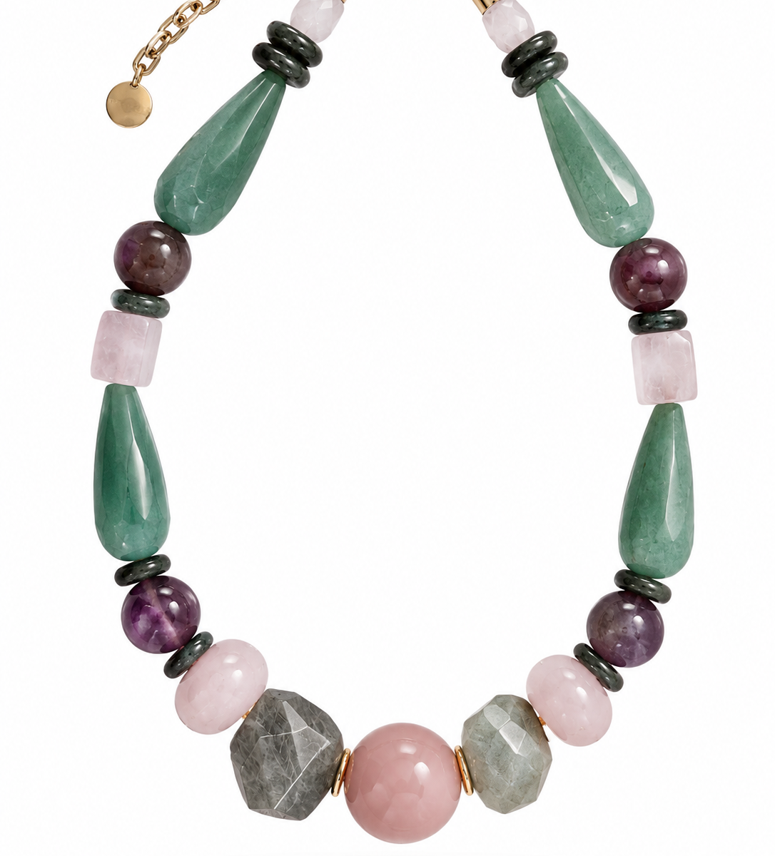 Colar Camila Klein Verão em Cores com pedras naturais em tons de verde, vinho, bege, cinza e marrom, combinadas em diferentes formatos, tamanhos e texturas. O design apresenta pedras alongadas e contas esféricas, incluindo uma pedra central em tom rosado, criando uma composição orgânica, sofisticada e autêntica. A corrente dourada complementa a peça, valorizando o design autoral e a beleza singular da natureza.