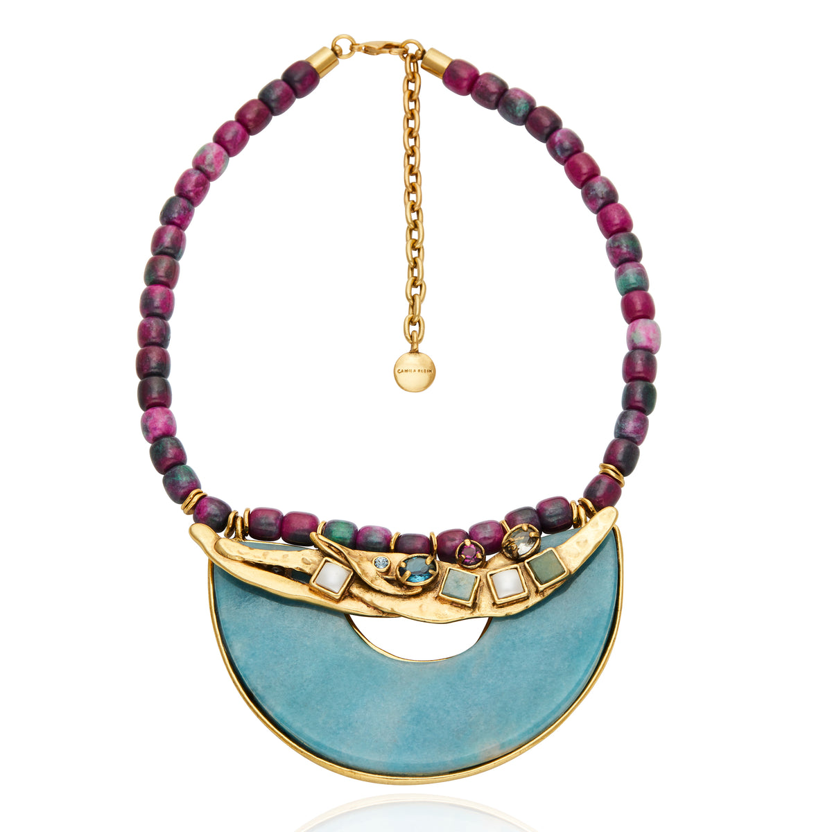 Colar Camila Klein com pedras naturais em tons de roxo, azul e dourado, destacando uma composição sofisticada e vibrante. O modelo apresenta contas esféricas coloridas, detalhes dourados e um elegante elemento central em formato semicircular azul. Uma peça autoral que combina frescor, personalidade e elegância para produções de verão.