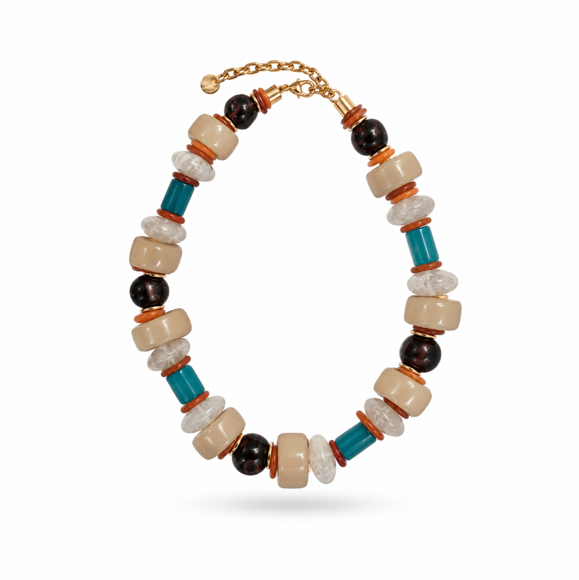 Colar Camila Klein Verão em Cores com pedras naturais em tons de bege, verde-azulado, vinho e marrom, combinadas em diferentes formatos, tamanhos e texturas. O design apresenta contas esféricas e pedras orgânicas, criando uma composição colorida, equilibrada e sofisticada. A corrente dourada complementa a peça e valoriza o design autoral inspirado na natureza. Um acessório marcante, ideal para produções de verão com frescor, elegância e personalidade.