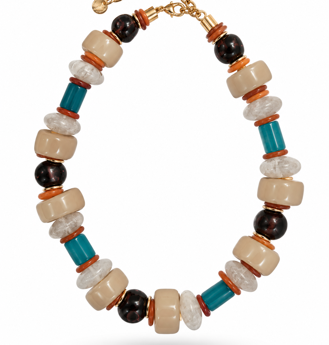 Colar Camila Klein Verão em Cores com pedras naturais em tons de bege, verde-azulado, vinho e marrom, combinadas em diferentes formatos, tamanhos e texturas. O design apresenta contas esféricas e pedras orgânicas, criando uma composição colorida, equilibrada e sofisticada. A corrente dourada complementa a peça e valoriza o design autoral inspirado na natureza. Um acessório marcante, ideal para produções de verão com frescor, elegância e personalidade.
