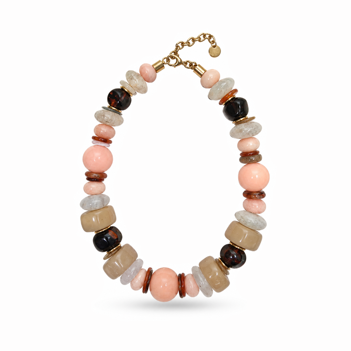 Colar Camila Klein Verão em Cores com pedras naturais em tons de pêssego, bege, marrom, vinho e preto, combinadas em diferentes formatos, tamanhos e texturas. O design reúne contas esféricas, pedras orgânicas e elementos alongados em uma composição sofisticada e vibrante. A corrente dourada complementa a peça, valorizando o design autoral e a beleza singular das pedras naturais. Um acessório marcante para produções de verão com elegância, frescor e personalidade.