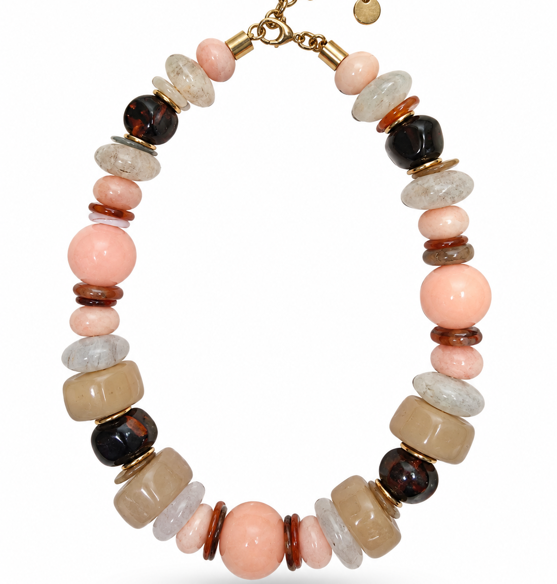 Colar Camila Klein Verão em Cores com pedras naturais em tons de pêssego, bege, marrom, vinho e preto, combinadas em diferentes formatos, tamanhos e texturas. O design reúne contas esféricas, pedras orgânicas e elementos alongados em uma composição sofisticada e vibrante. A corrente dourada complementa a peça, valorizando o design autoral e a beleza singular das pedras naturais. Um acessório marcante para produções de verão com elegância, frescor e personalidade.