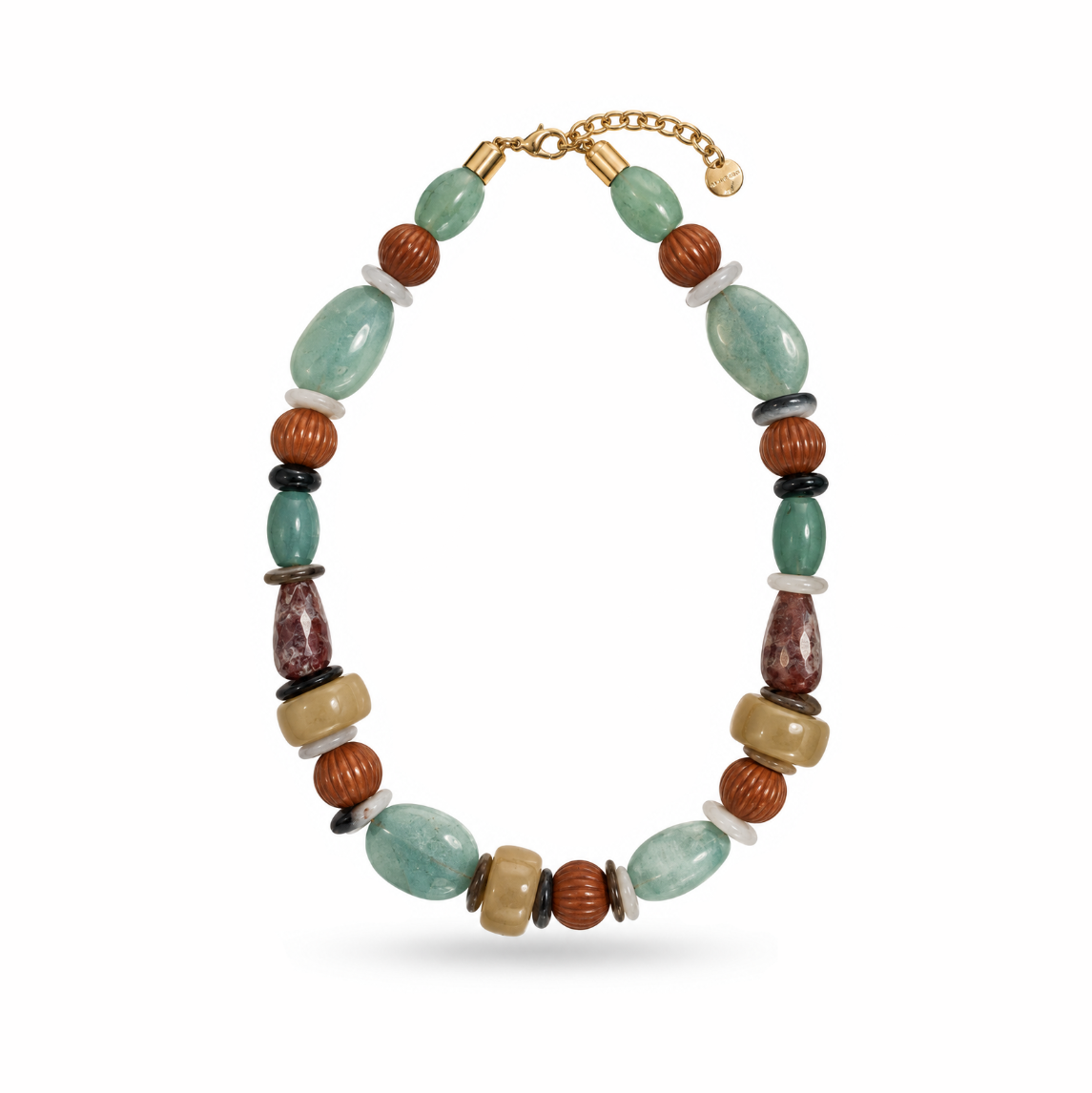 Colar Camila Klein Verão em Cores com pedras naturais em tons de verde, oliva, marrom, âmbar e translúcido, combinadas em diferentes formatos e tamanhos. O design apresenta contas esféricas e pedras orgânicas, criando uma composição colorida, sofisticada e cheia de movimento. A corrente dourada complementa a peça e valoriza seu design autoral, inspirado na beleza singular da natureza. Um acessório marcante para produções de verão com frescor, elegância e personalidade.