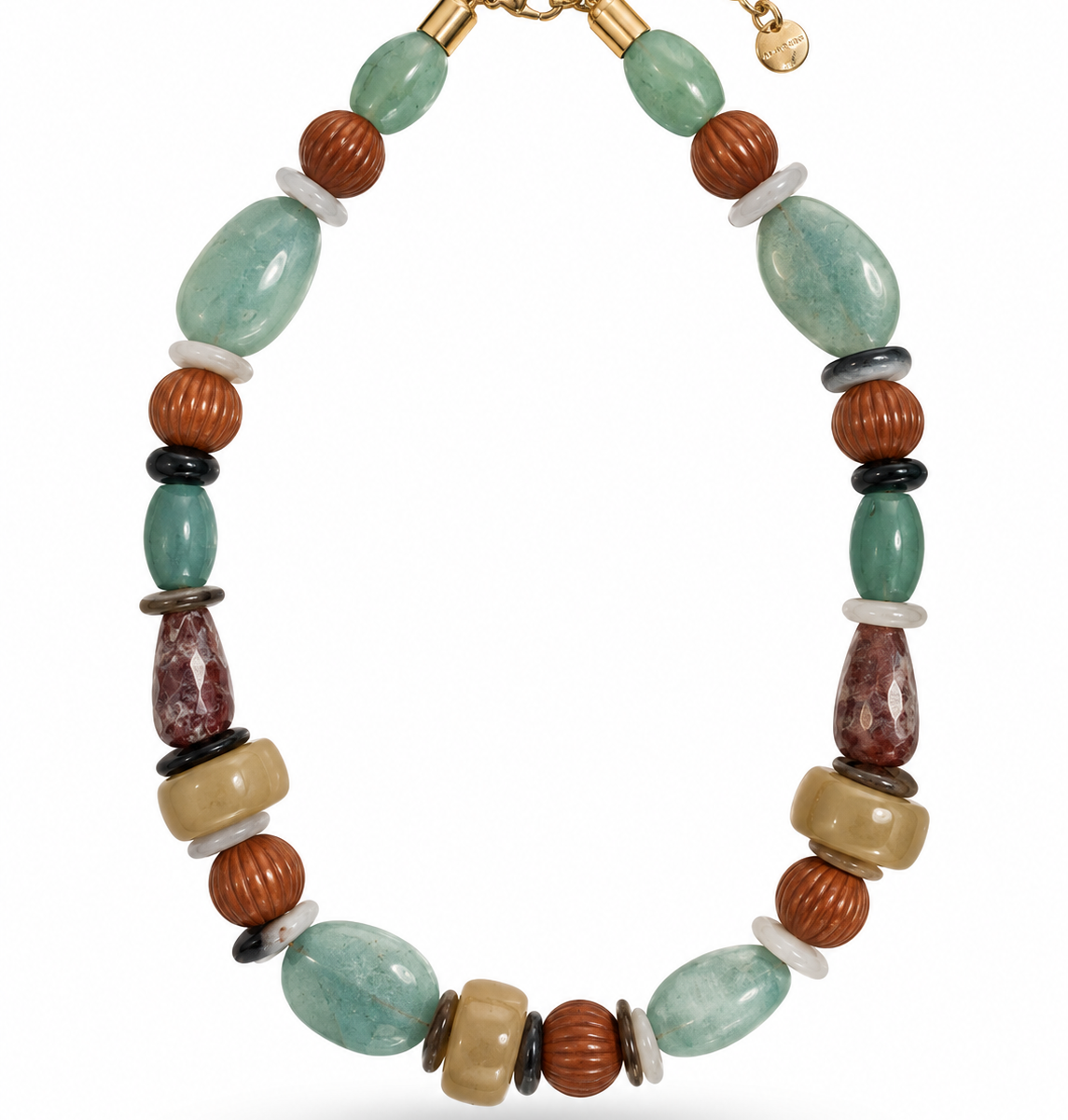 Colar Camila Klein Verão em Cores com pedras naturais em tons de verde, oliva, marrom, âmbar e translúcido, combinadas em diferentes formatos e tamanhos. O design apresenta contas esféricas e pedras orgânicas, criando uma composição colorida, sofisticada e cheia de movimento. A corrente dourada complementa a peça e valoriza seu design autoral, inspirado na beleza singular da natureza. Um acessório marcante para produções de verão com frescor, elegância e personalidade.