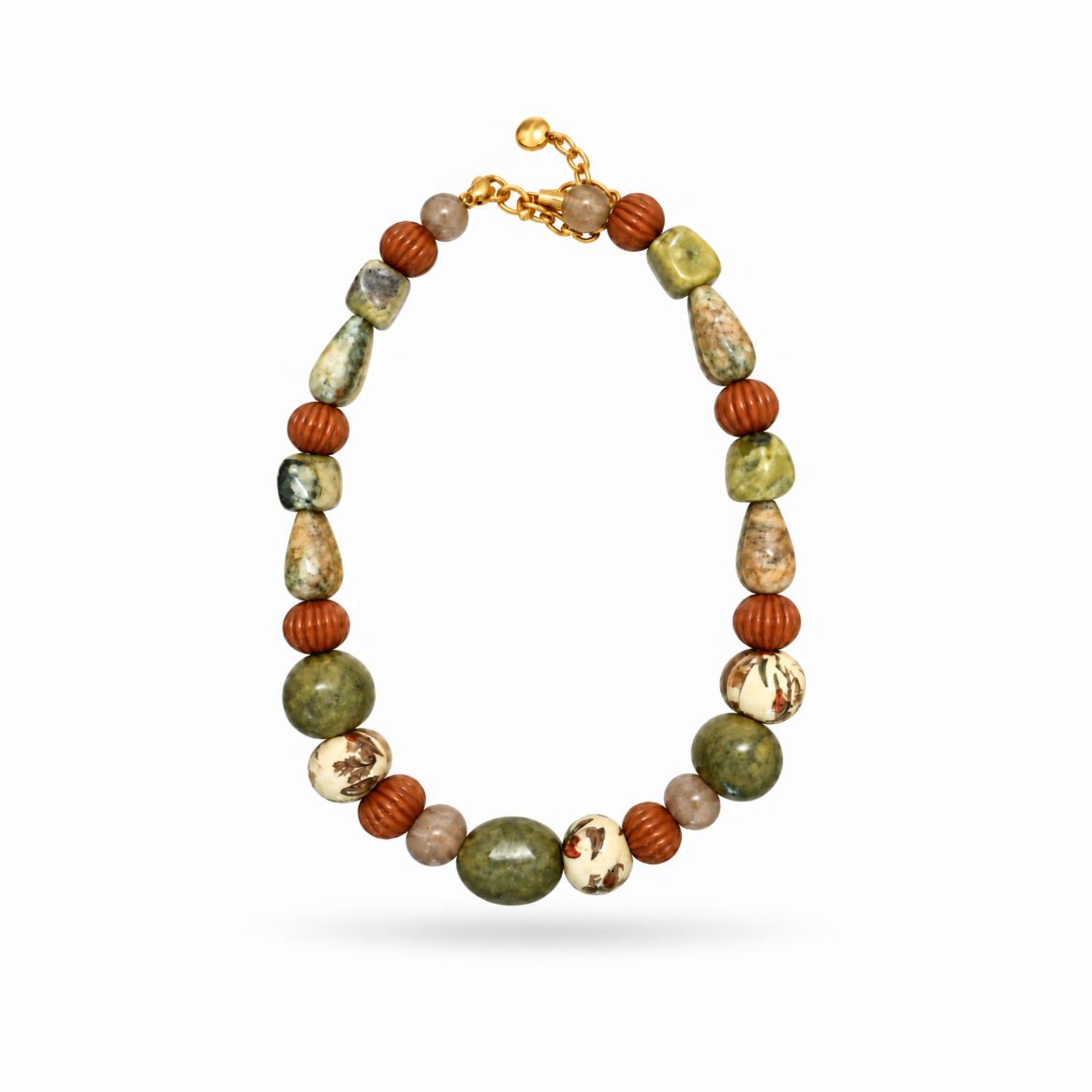 Colar Camila Klein Verão em Cores com pedras naturais em tons de verde, oliva, marrom e dourado, combinadas em diferentes formatos, tamanhos e texturas. O design reúne contas esféricas e pedras orgânicas, criando uma composição inspirada nas cores e formas da natureza. Detalhes dourados complementam a peça, valorizando o design autoral e sofisticado. Um colar marcante e autêntico para produções de verão com frescor, elegância e personalidade.