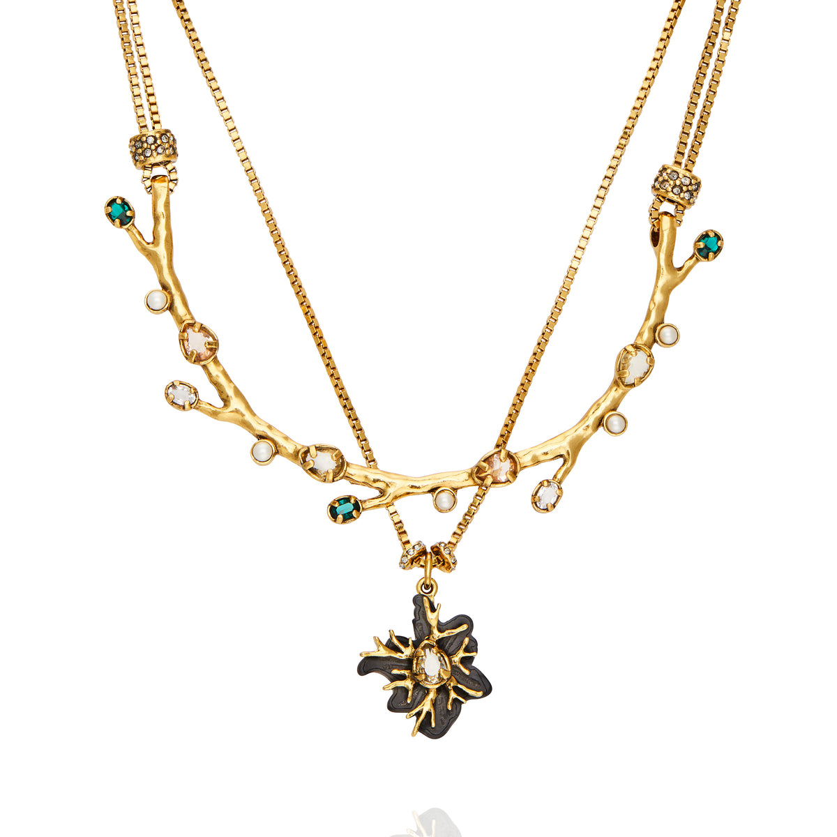 Colar duplo Ouro Peregrinar Camila Klein, com duas correntes douradas e estrutura orgânica inspirada em galhos, adornada com cristais, resina preta e detalhes coloridos, em banho de ouro velho.