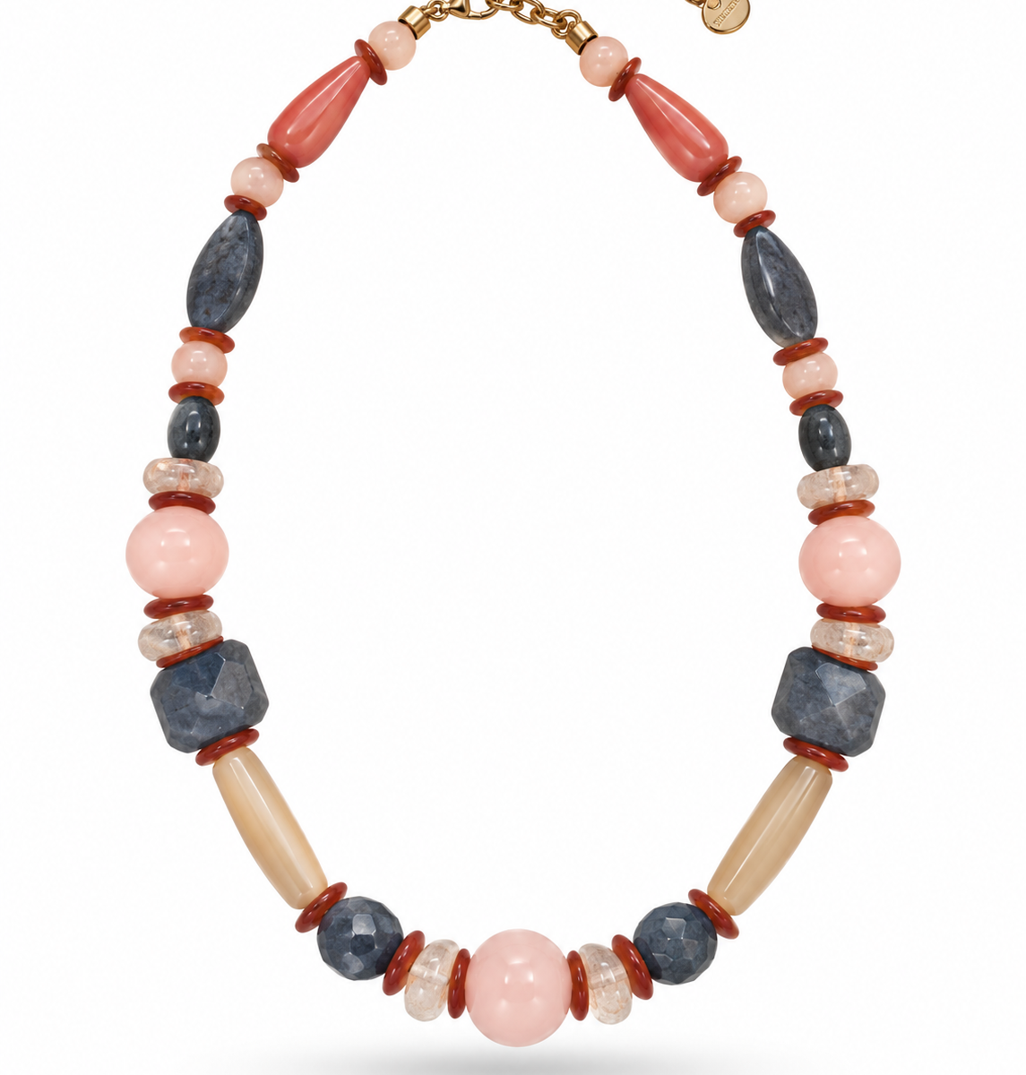 Colar Camila Klein Verão em Cores com pedras naturais e contas em tons de pêssego, vermelho, preto, cinza e marrom, combinadas em diferentes formatos e tamanhos. O design alongado reúne pedras esféricas, elementos irregulares e detalhes dourados, criando uma composição vibrante, sofisticada e cheia de movimento. Uma criação autoral inspirada na natureza, perfeita para produções de verão com frescor, elegância e personalidade.