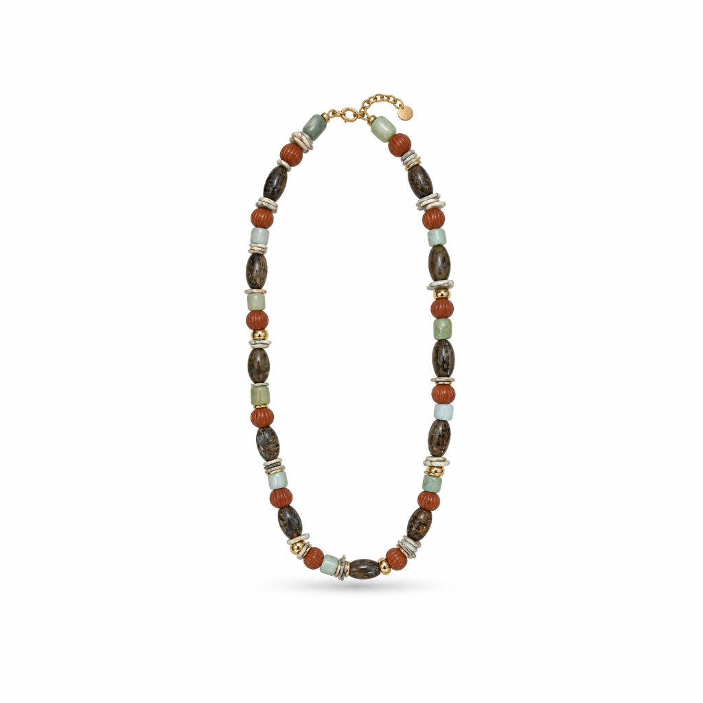 Colar Camila Klein Verão em Cores com pedras naturais em tons terrosos, verdes, marrons e escuros, combinadas em diferentes formatos e texturas. O design alongado reúne contas esféricas, pedras irregulares e elementos dourados em uma composição sofisticada e autêntica. Uma criação autoral que celebra as cores e a beleza singular da natureza, ideal para produções de verão com elegância, frescor e personalidade.
