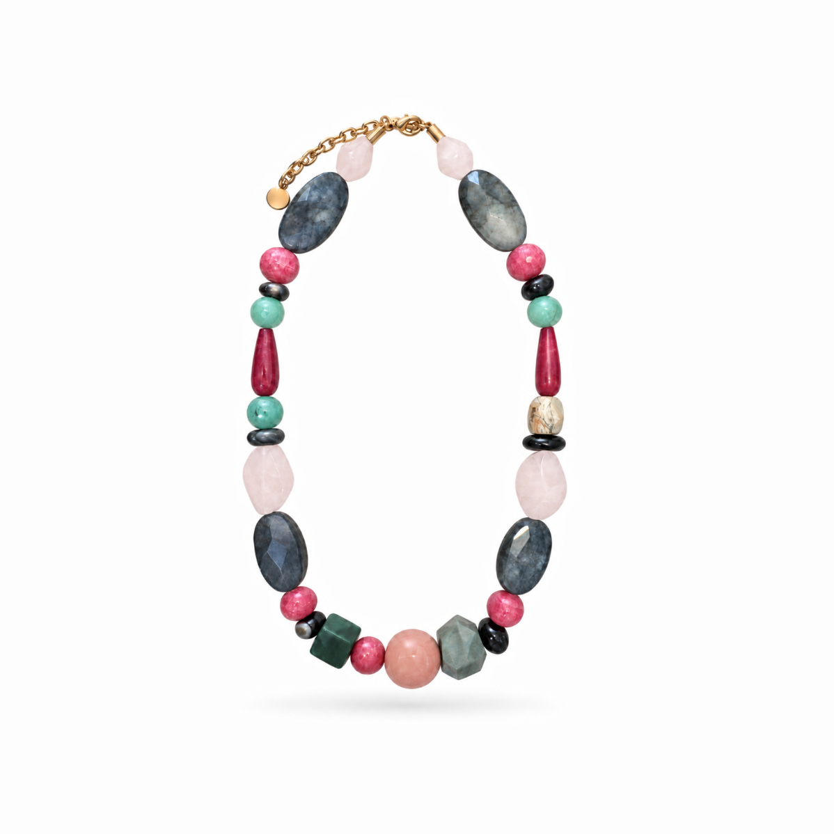 Colar Camila Klein Verão em Cores com pedras naturais em diferentes tonalidades, como verde, vermelho, preto, cinza, bege e rosa. O design combina contas esféricas e pedras alongadas em uma composição colorida e sofisticada, com corrente dourada e detalhes que valorizam texturas e formas naturais. Uma peça autoral, leve e marcante, perfeita para produções de verão com elegância e personalidade.