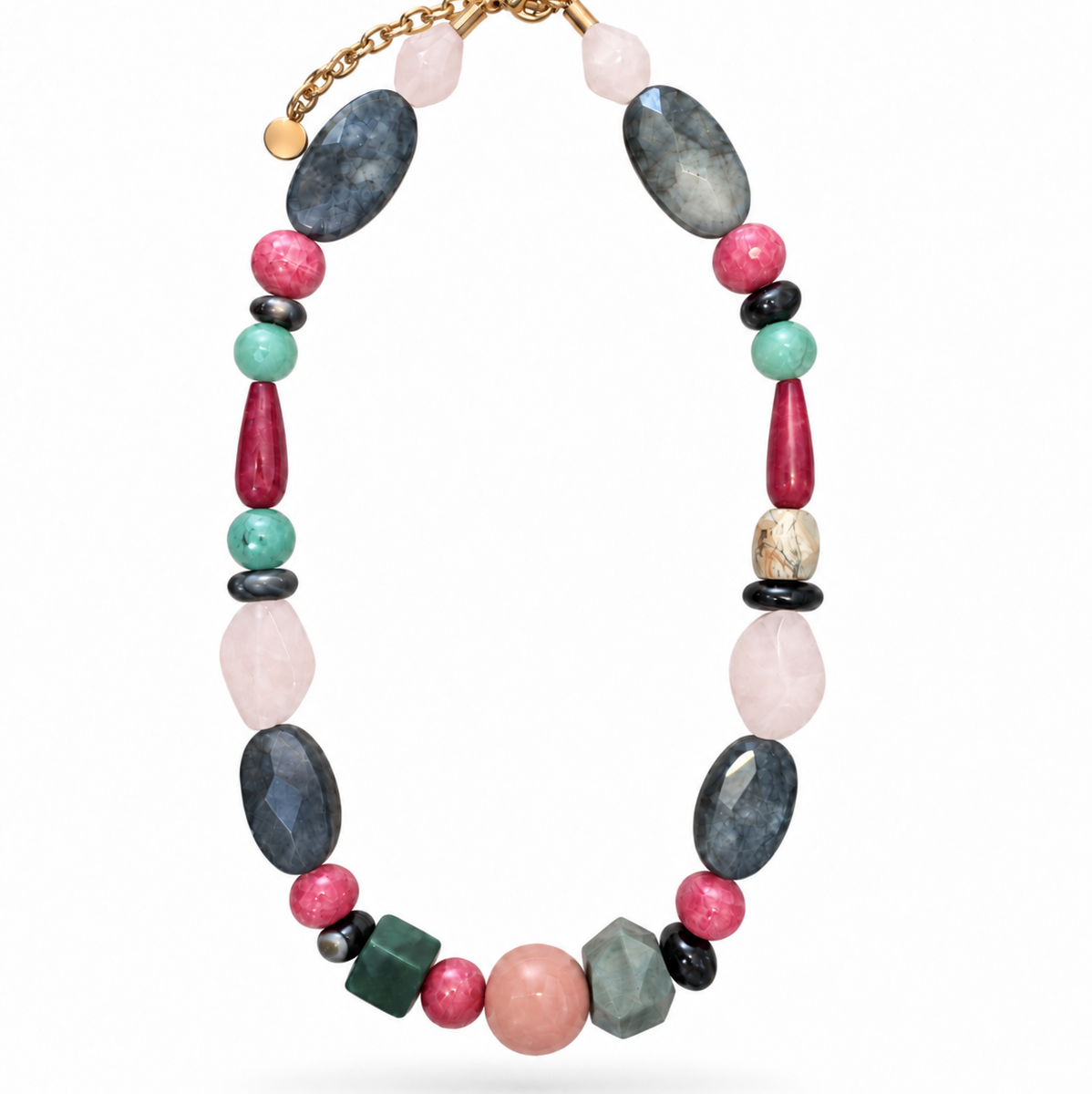 Colar Camila Klein Verão em Cores com pedras naturais em diferentes tonalidades, como verde, vermelho, preto, cinza, bege e rosa. O design combina contas esféricas e pedras alongadas em uma composição colorida e sofisticada, com corrente dourada e detalhes que valorizam texturas e formas naturais. Uma peça autoral, leve e marcante, perfeita para produções de verão com elegância e personalidade.