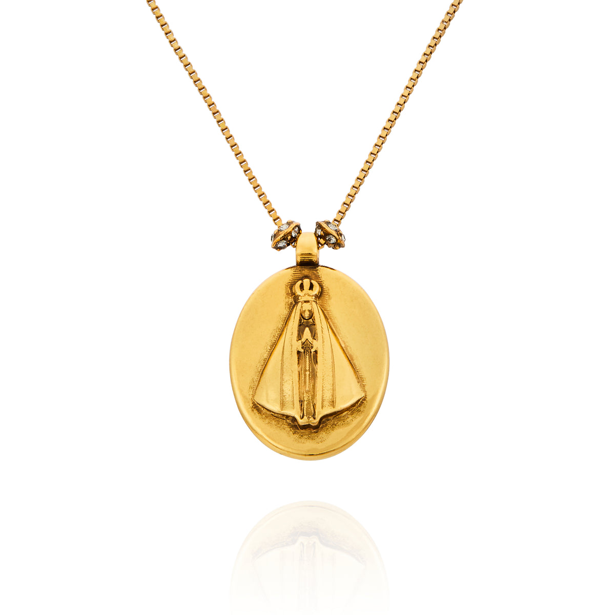 Colar Religare Camila Klein com medalha oval dourada em metal, detalhe religioso em relevo e corrente delicada. Joia de design autoral inspirada na espiritualidade, fé e proteção, com acabamento sofisticado que combina simbolismo e elegância. Acessório exclusivo da linha Religare, marca de joias e semijoias de luxo Camila Klein.