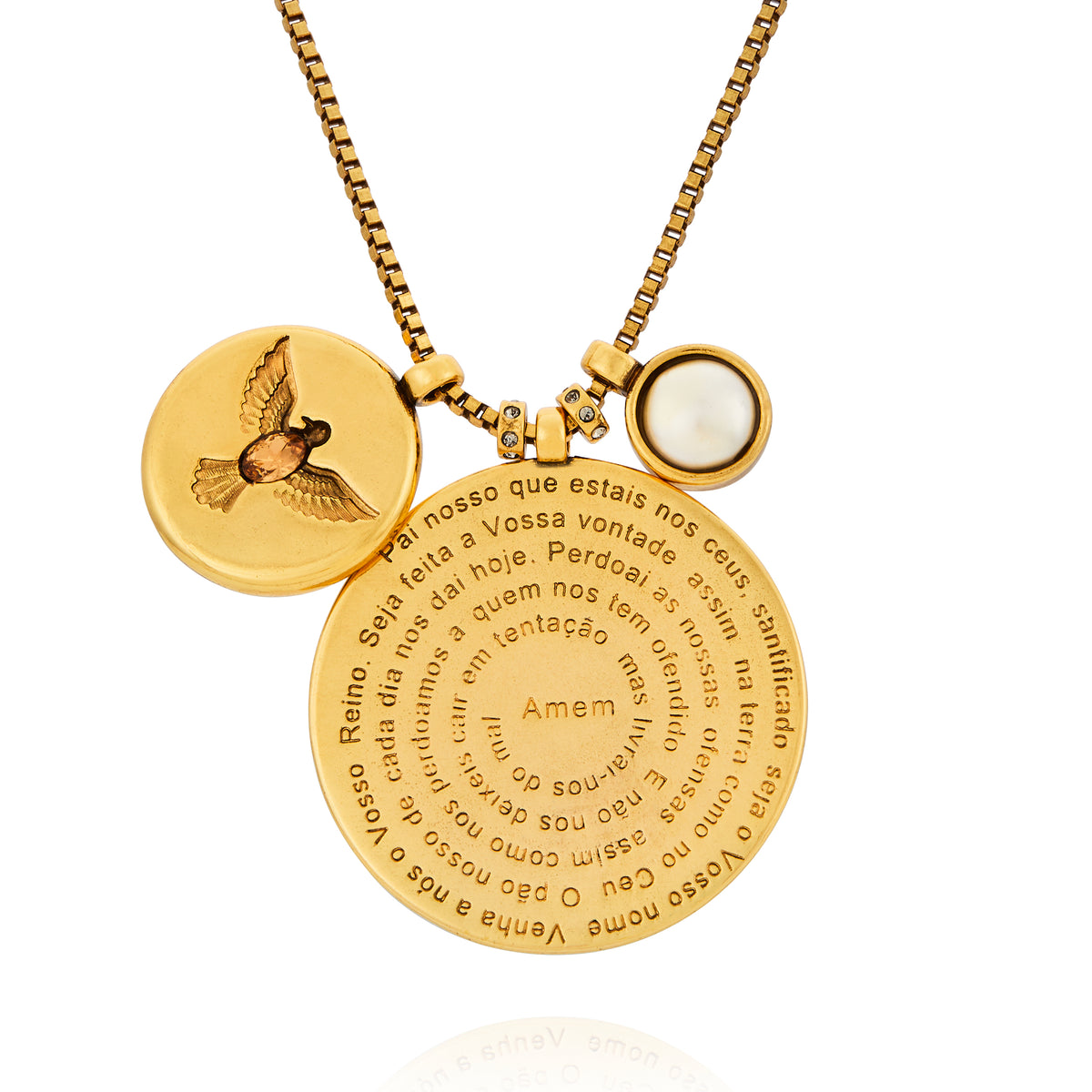Colar Religare Camila Klein com medalha circular dourada em metal, com inscrições em relevo e composição de pequenos pingentes decorativos, incluindo medalha religiosa e detalhe perolado. Joia de design autoral inspirada na fé, espiritualidade e proteção, que une simbolismo e sofisticação. Acessório exclusivo da linha Religare, marca de joias e semijoias de luxo Camila Klein.