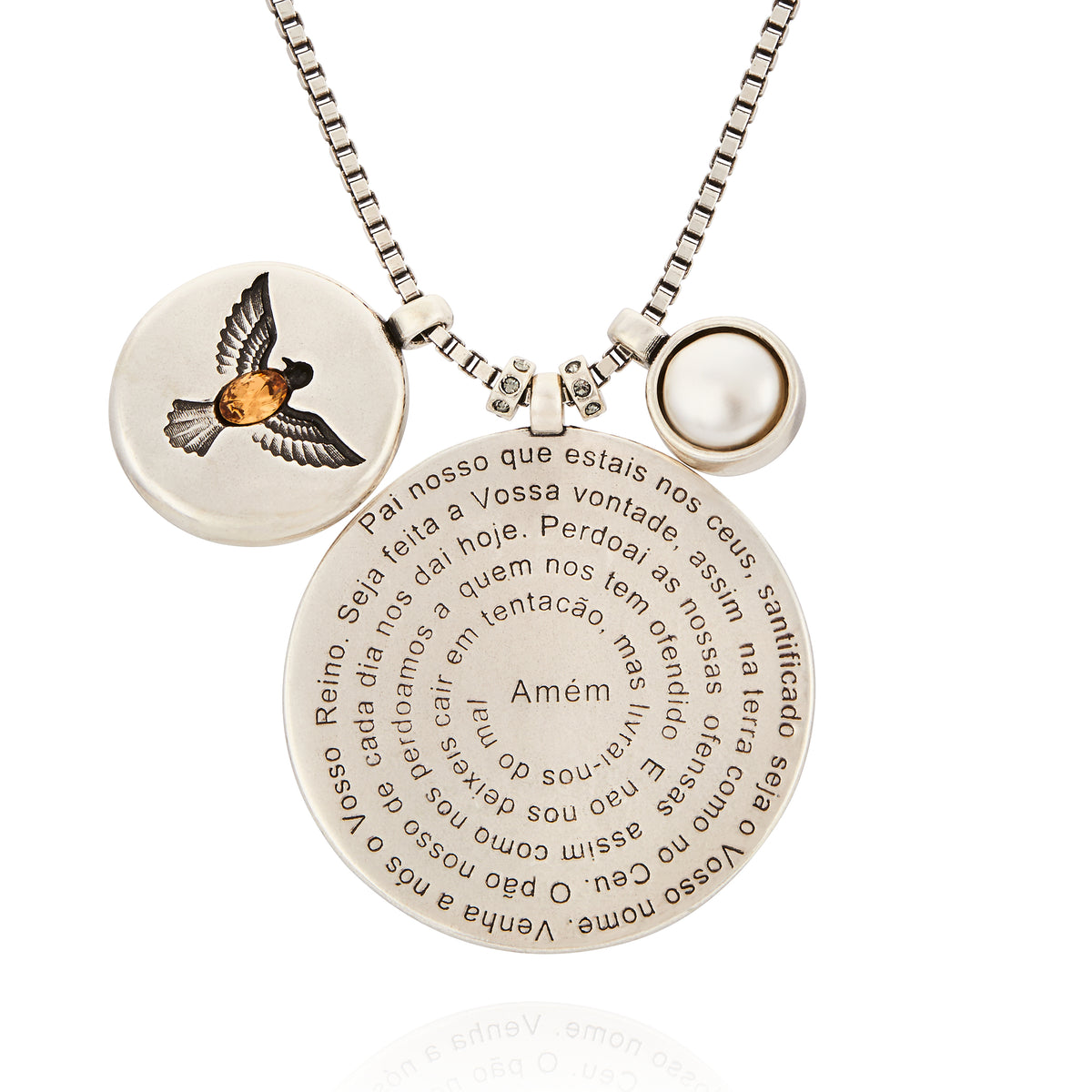 Colar Religare Camila Klein com medalha circular prateada em metal, com inscrições em relevo e composição de pequenos pingentes decorativos, incluindo medalha religiosa e detalhe perolado. Joia de design autoral inspirada na fé, espiritualidade e proteção, que une simbolismo e sofisticação. Acessório exclusivo da linha Religare, marca de joias e semijoias de luxo Camila Klein.