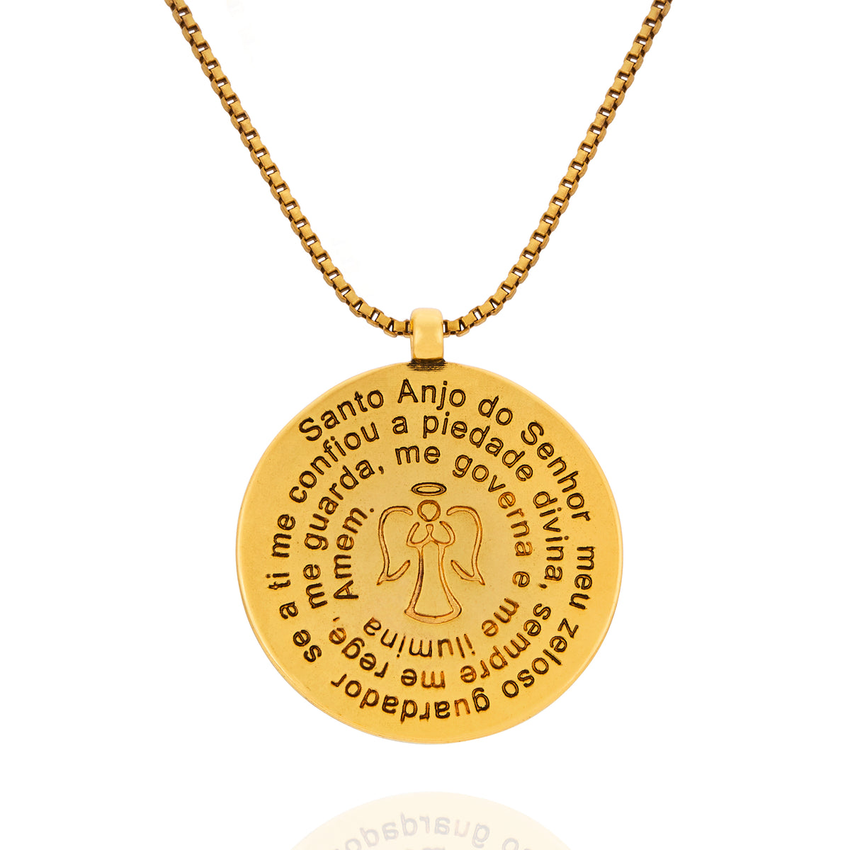 Colar Religare Camila Klein com medalha circular dourada em metal, gravada com oração e figura religiosa central em relevo. Joia de design autoral inspirada na fé, espiritualidade e proteção, com corrente delicada e acabamento sofisticado. Acessório da linha Religare, que une simbolismo, elegância e significado à identidade da marca de joias e semijoias de luxo Camila Klein.