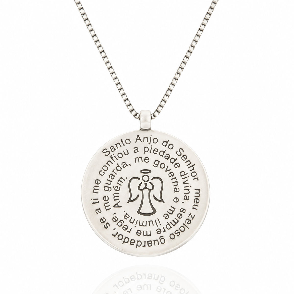 Colar Religare Camila Klein com medalha circular prateada em metal, gravada com oração e figura religiosa central em relevo. Joia de design autoral inspirada na fé, espiritualidade e proteção, com corrente delicada e acabamento sofisticado. Acessório da linha Religare, que une simbolismo, elegância e significado à identidade da marca de joias e semijoias de luxo Camila Klein.
