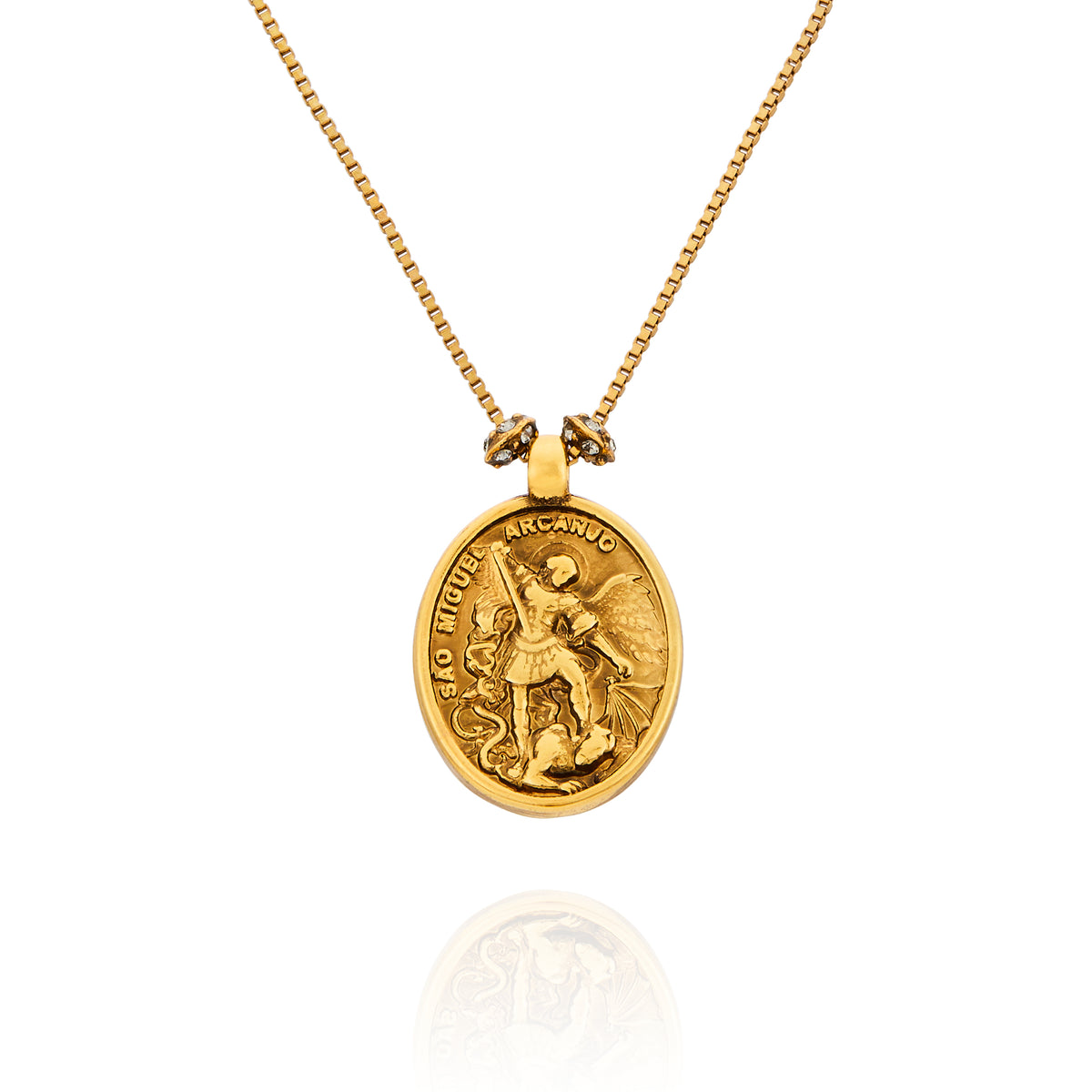 Colar Religare Camila Klein com medalha oval dourada em metal, apresentando imagem religiosa em relevo com detalhes ornamentais e corrente delicada. Joia de design autoral inspirada na espiritualidade, fé e proteção, que une simbolismo e sofisticação. Acessório exclusivo da linha Religare, marca de joias e semijoias de luxo Camila Klein.
