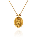 Colar Religare Camila Klein com medalha oval dourada em metal, apresentando imagem religiosa em relevo com detalhes ornamentais e corrente delicada. Joia de design autoral inspirada na espiritualidade, fé e proteção, que une simbolismo e sofisticação. Acessório exclusivo da linha Religare, marca de joias e semijoias de luxo Camila Klein.