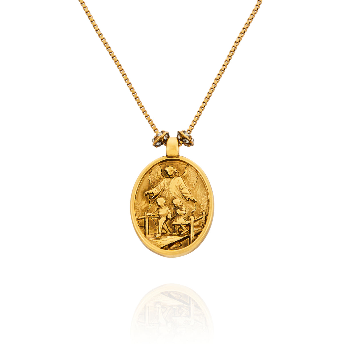 Colar Religare Camila Klein com medalha oval dourada em metal, apresentando imagem religiosa em relevo com detalhes ornamentais e corrente delicada. Joia de design autoral inspirada na espiritualidade, fé e proteção, que une simbolismo e sofisticação. Acessório exclusivo da linha Religare, marca de joias e semijoias de luxo Camila Klein.