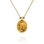 Colar Religare Camila Klein com medalha oval dourada em metal, apresentando imagem religiosa em relevo com detalhes ornamentais e corrente delicada. Joia de design autoral inspirada na espiritualidade, fé e proteção, que une simbolismo e sofisticação. Acessório exclusivo da linha Religare, marca de joias e semijoias de luxo Camila Klein.