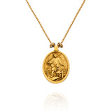 Colar Religare Camila Klein com medalha oval dourada em metal, apresentando imagem religiosa em relevo com detalhes ornamentais e corrente delicada. Joia de design autoral inspirada na espiritualidade, fé e proteção, que une simbolismo e sofisticação. Acessório exclusivo da linha Religare, marca de joias e semijoias de luxo Camila Klein.