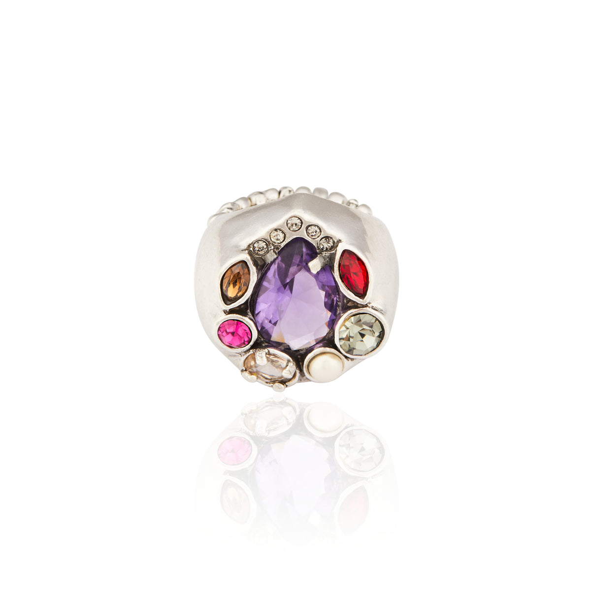 Meio Anel Lavanda Prata Peregrinar Camila Klein, com design autoral e acabamento em prata velho, apresenta cristal central lavanda, cristais coloridos ao redor, pequenos cristais transparentes e detalhe de pérola, em uma composição sofisticada e marcante.