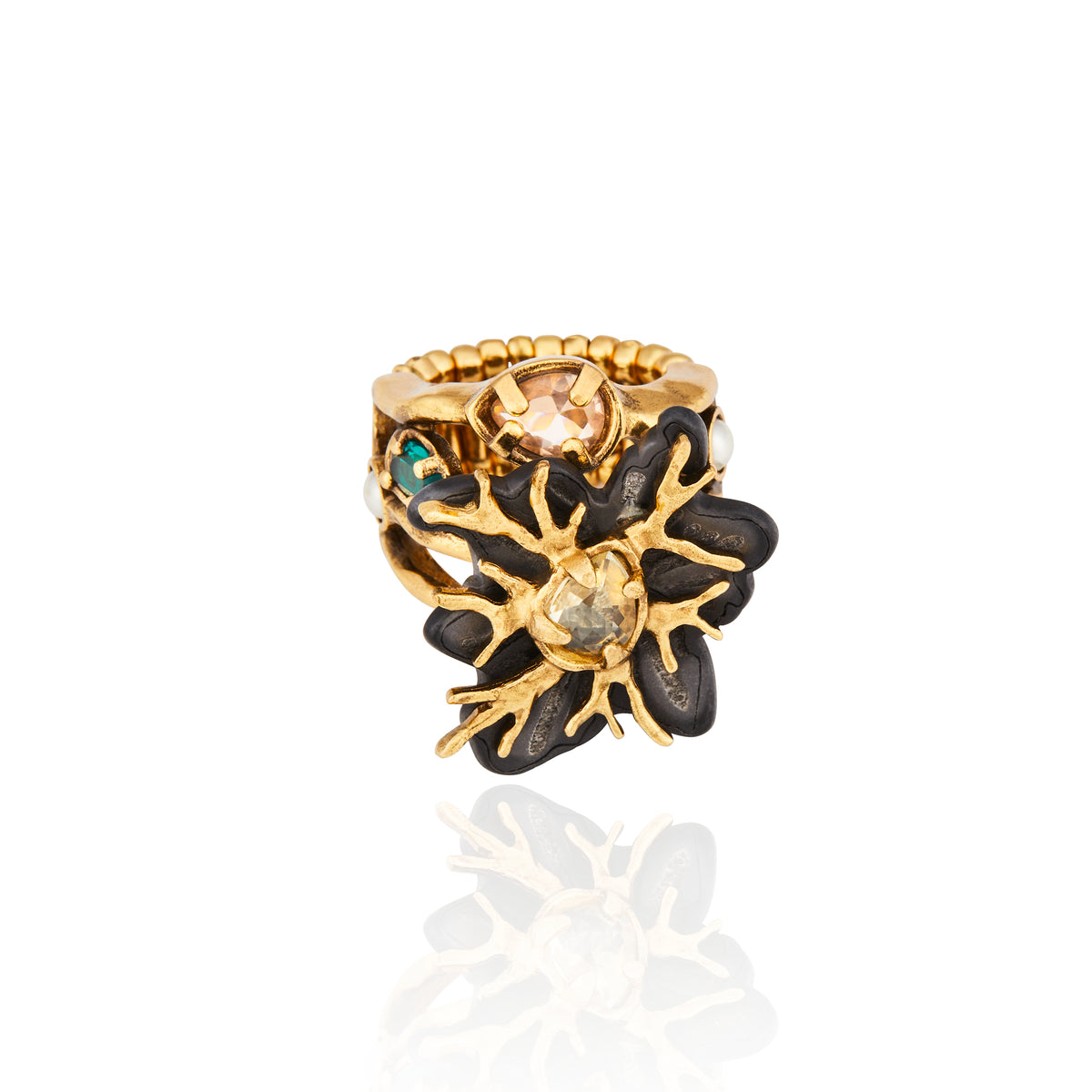 Meio Anel Preto Ouro Peregrinar Camila Klein, com design autoral e escultural, combina resina preta, metais com banho em ouro velho, cristais em diferentes tons e detalhes de pérolas claras, criando uma composição orgânica, sofisticada e marcante.