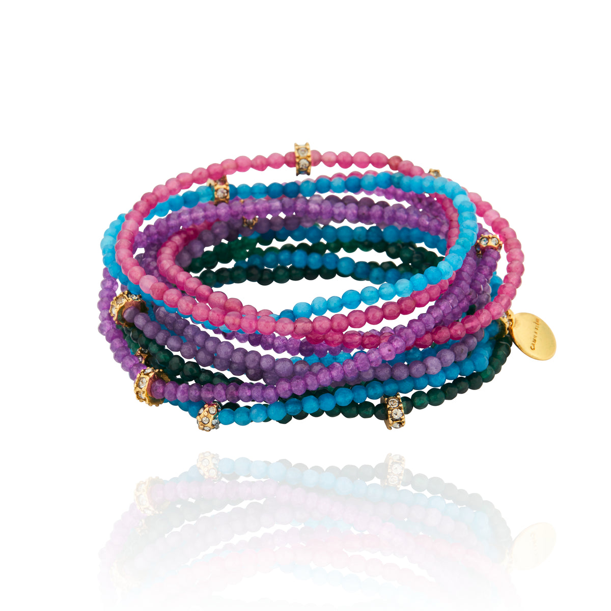 Colar Camila Klein com pedras naturais em formato esférico e composição multicolorida. A peça reúne tons vibrantes de roxo, azul, verde e rosa, criando um visual sofisticado, leve e autêntico. Com design autoral e texturas delicadas, o acessório traduz a inspiração do verão e valoriza produções cheias de personalidade.