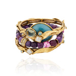Bracelete Camila Klein com design autoral e sofisticado, composto por pedras naturais em tons vibrantes de roxo e azul-esverdeado, detalhes dourados e formas orgânicas. A peça combina diferentes texturas e cores em uma composição marcante, inspirada na leveza e nas cores do verão. Um acessório elegante e autêntico para produções cheias de personalidade.