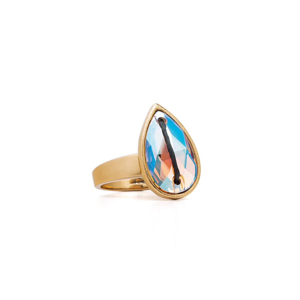 Aliança Gota Ouro Compaixão Camila Klein, com design autoral e acabamento dourado, apresenta formato delicado de gota e visual sofisticado para composições elegantes.